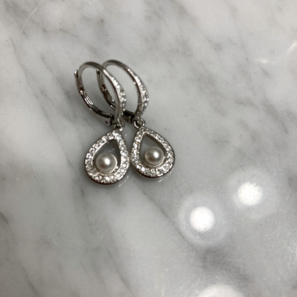 Gorgeous Vintage earrings!  Pearls, silver,  and rhinestones, dainty glamour!